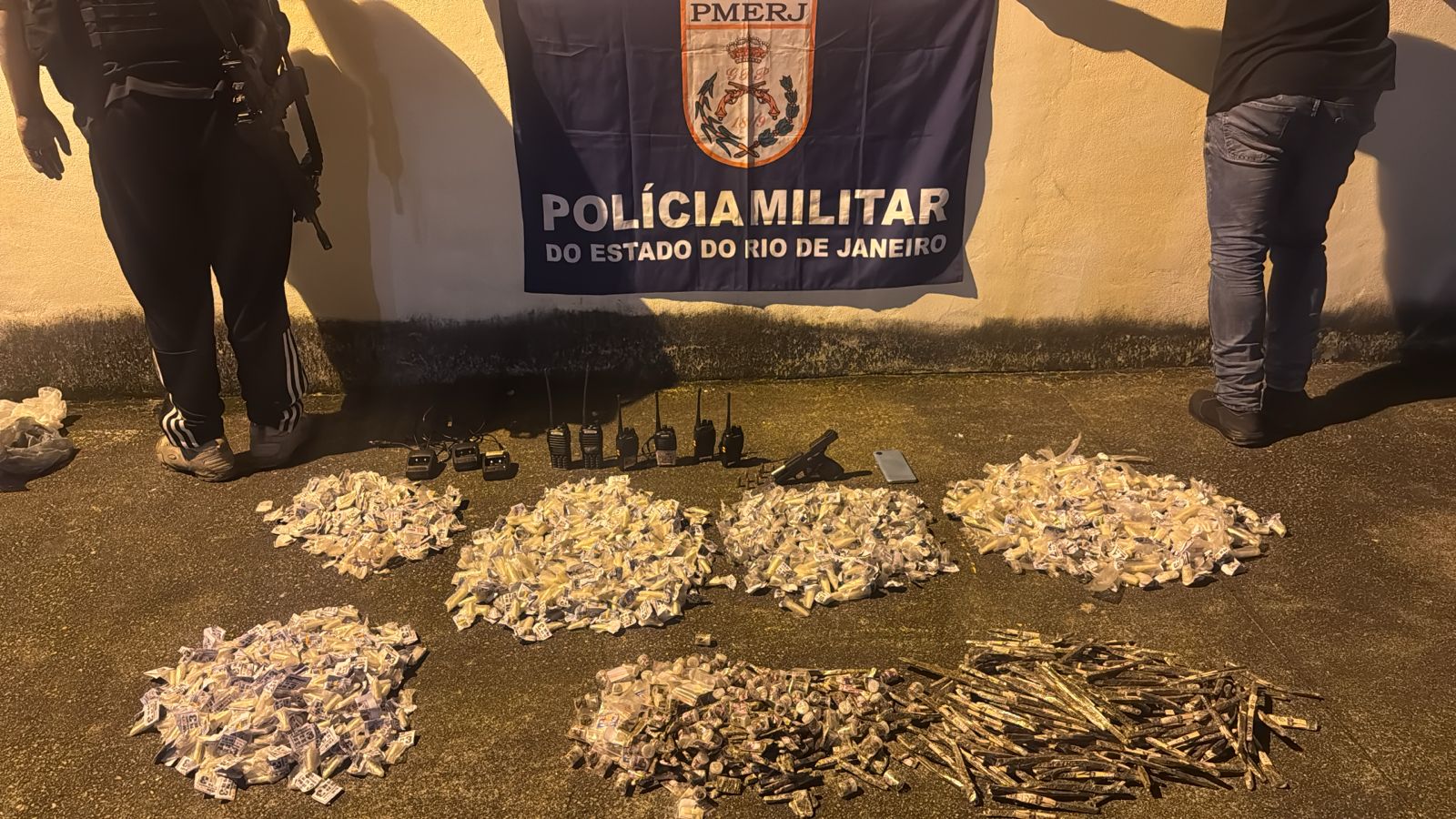 PM apreende pistola, rádios transmissores e drogas em Duque de Caxias